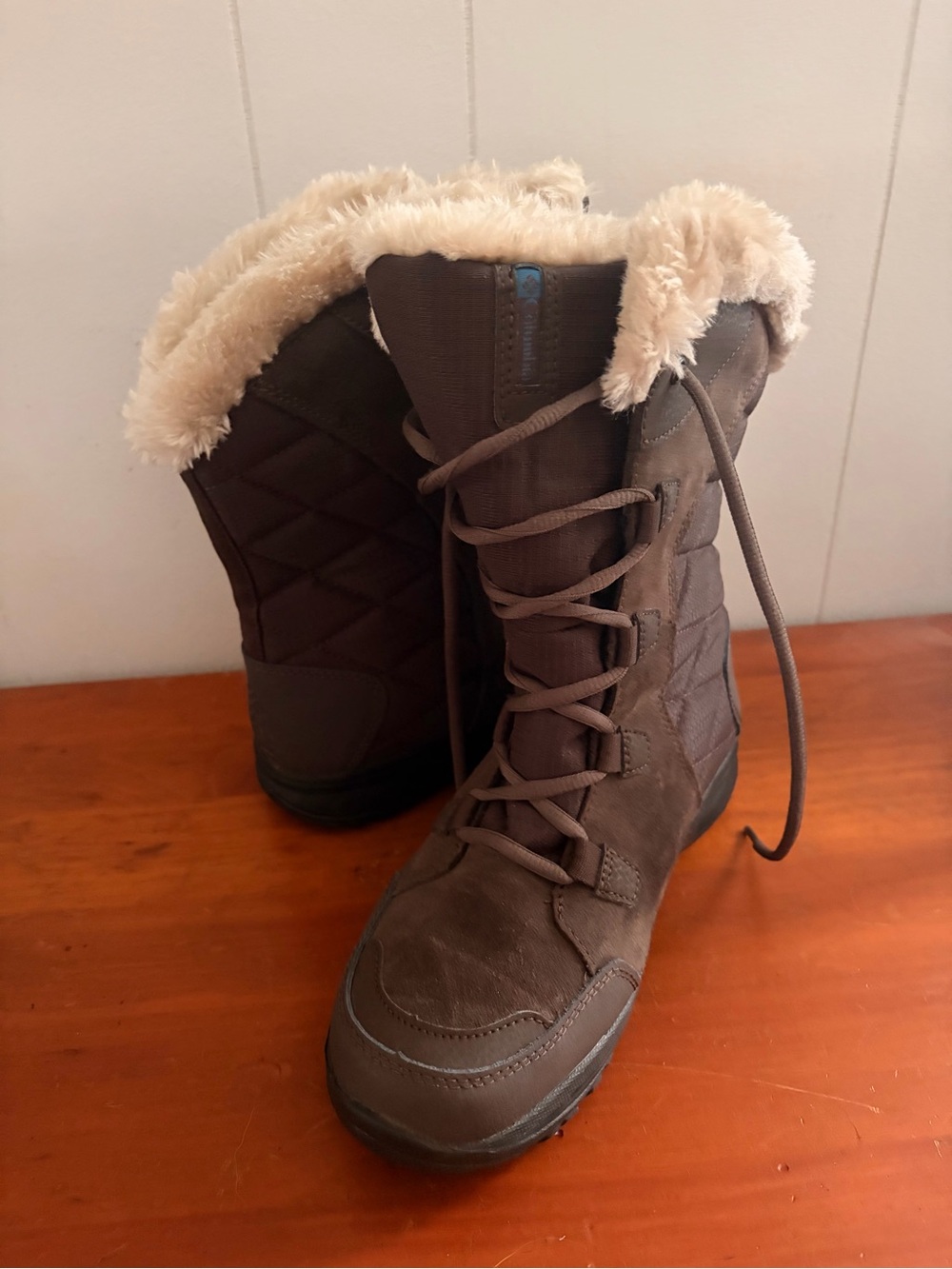 Women’s Insulated Brown Lace-Up Winter Boots with Faux Fur Trim